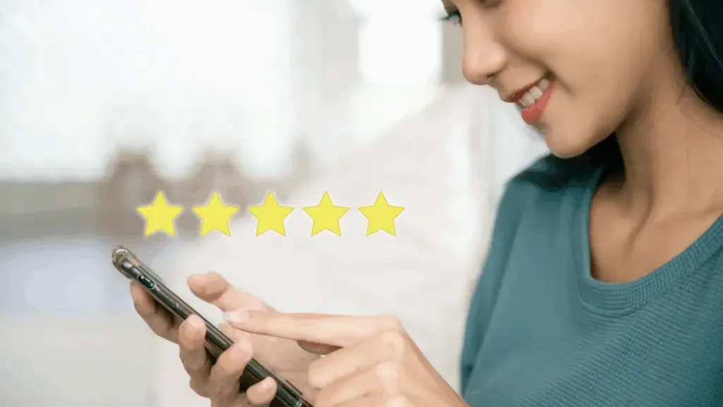 Un avis client cinq étoiles décliné en plusieurs formats de contenus : publication, carrousel, vidéo, page web et email