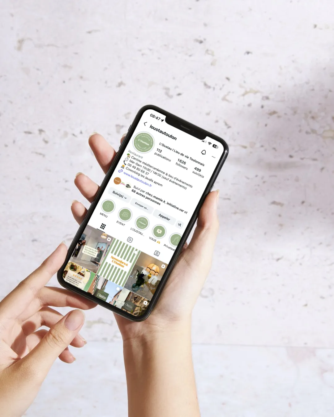 Aperçu du feed Instagram de L'Oustau, lieu de vie à Toulon, affiché sur un smartphone